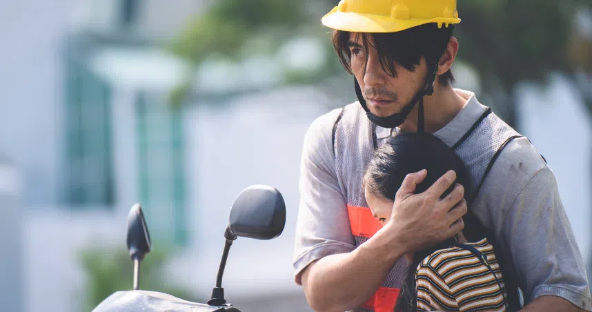 修杰楷在戏里带着女儿过逃亡的生活。（互联网）