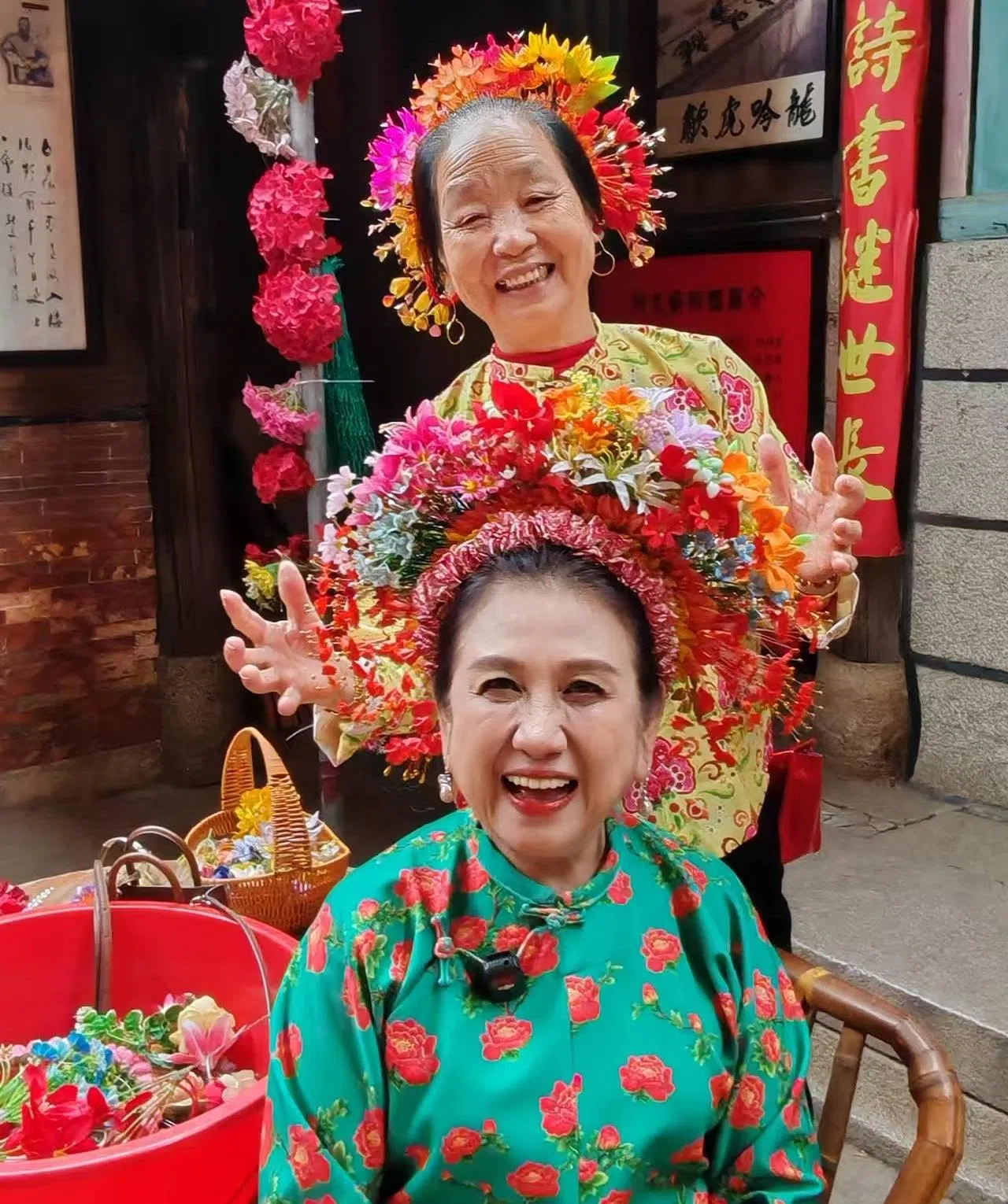 游客也可以穿上娘惹装，头戴簪花，在旅拍中感受文化之美。（金航旅游提供）