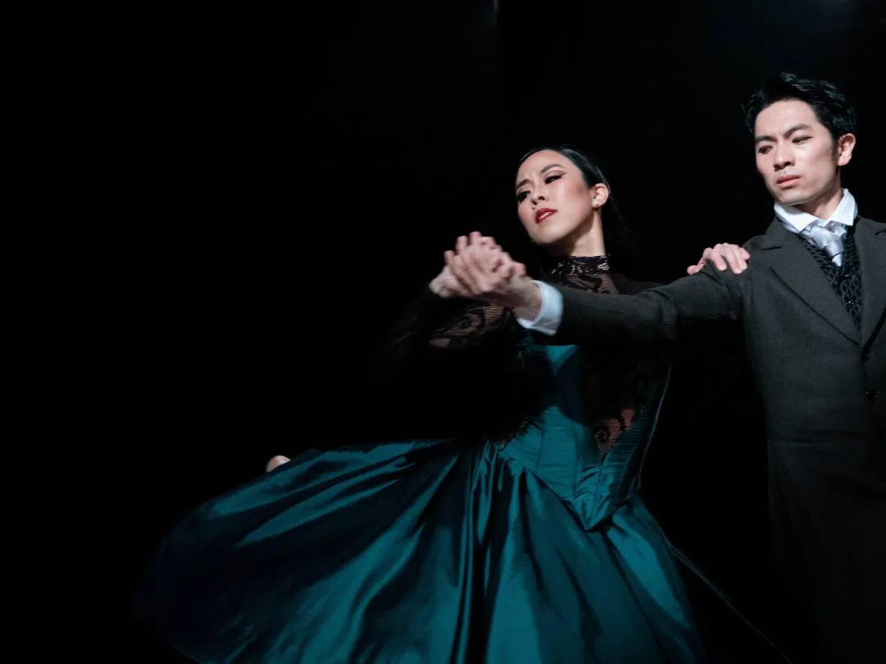 王欣玲（左）在叙事作品《易卜生之家》中扮演情绪和情感皆复杂深刻的角色。（邝靖凯摄／新加坡芭蕾舞团提供）