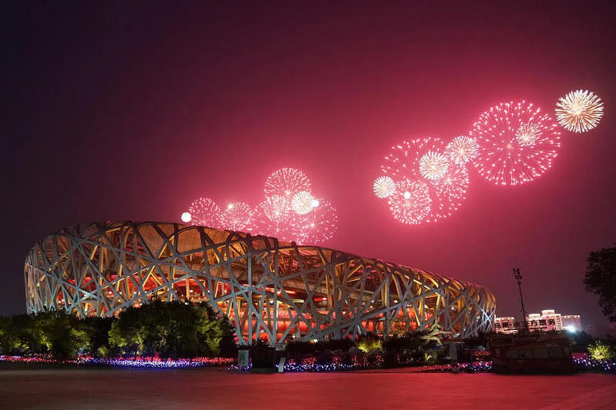 璀璨焰火盛放在中国国家体育场（鸟巢）上空。（新华社）