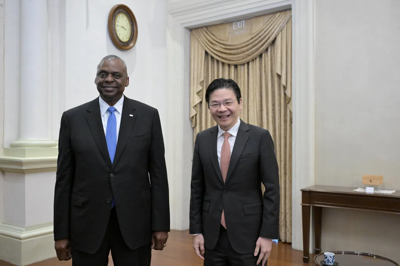 黄循财总理（右）会见美国防长奥斯汀时，强调我国支持美国在本区域活动。（海峡时报）