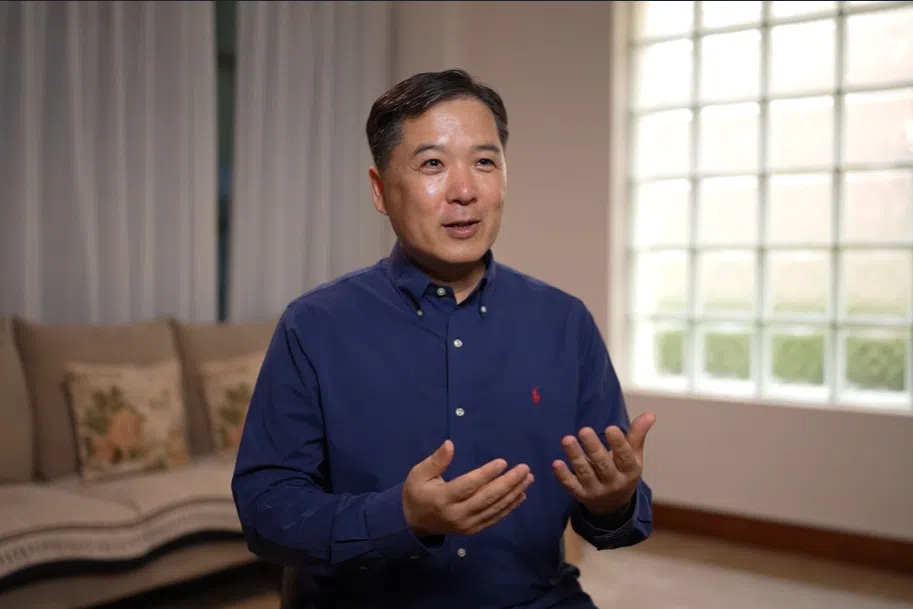 在新山购入有地住宅的高俊玮表示，不会考虑投资当地公寓。（视频截图）