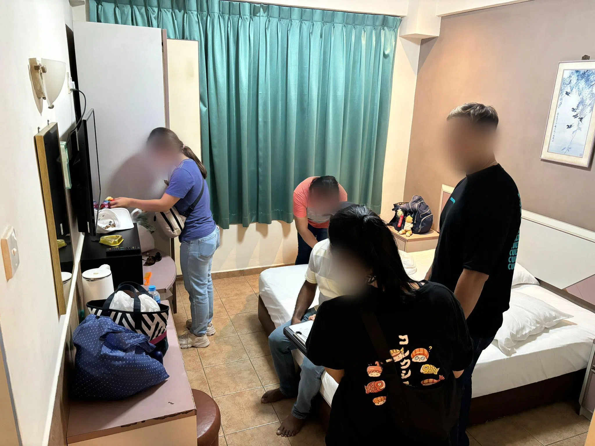 执法人员也在酒店，按摩院等地展开行动。（新加坡警察部队提供）