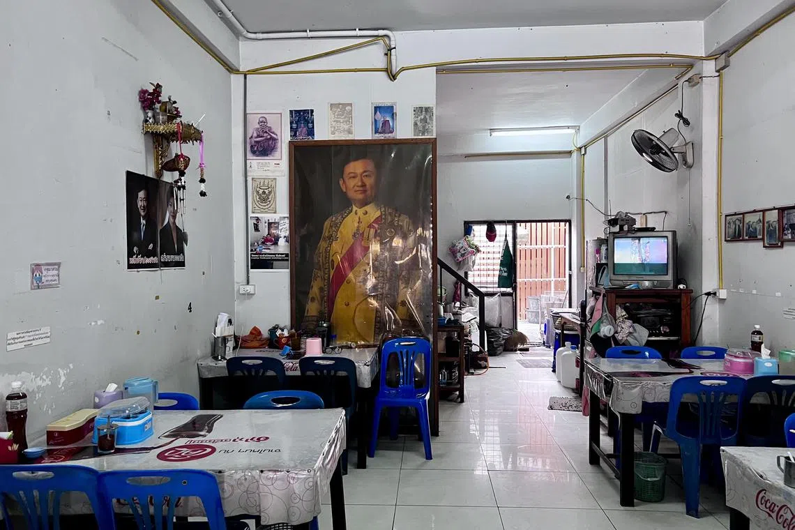 泰国清迈山甘烹县大街的一家面店，店铺老板是达信的忠实支持者，他在店里悬挂了达信的照片。（吴汉钧摄）