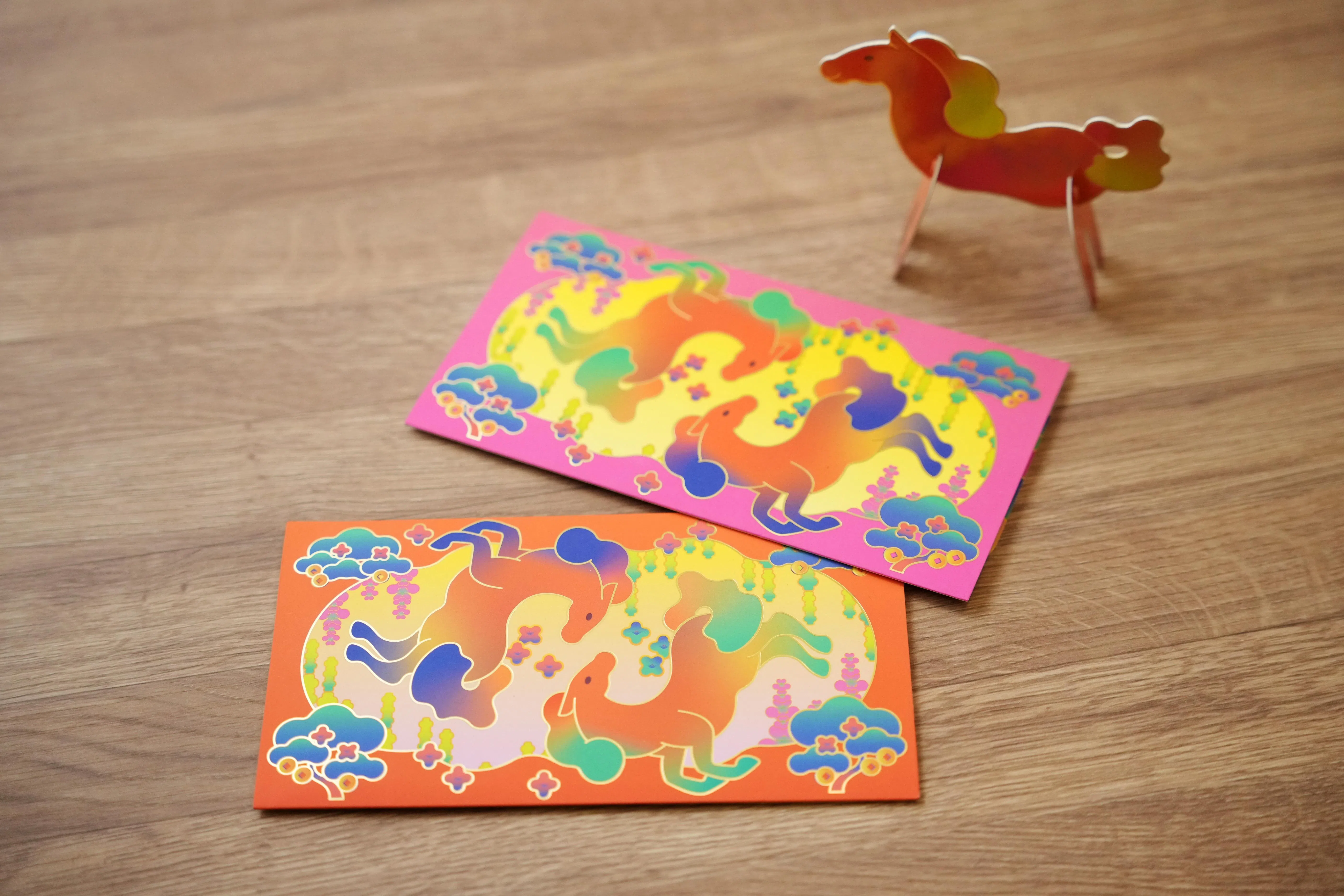 新加坡华族文化中心红包里的卡片能拼成一只骏马。（谢智扬摄）