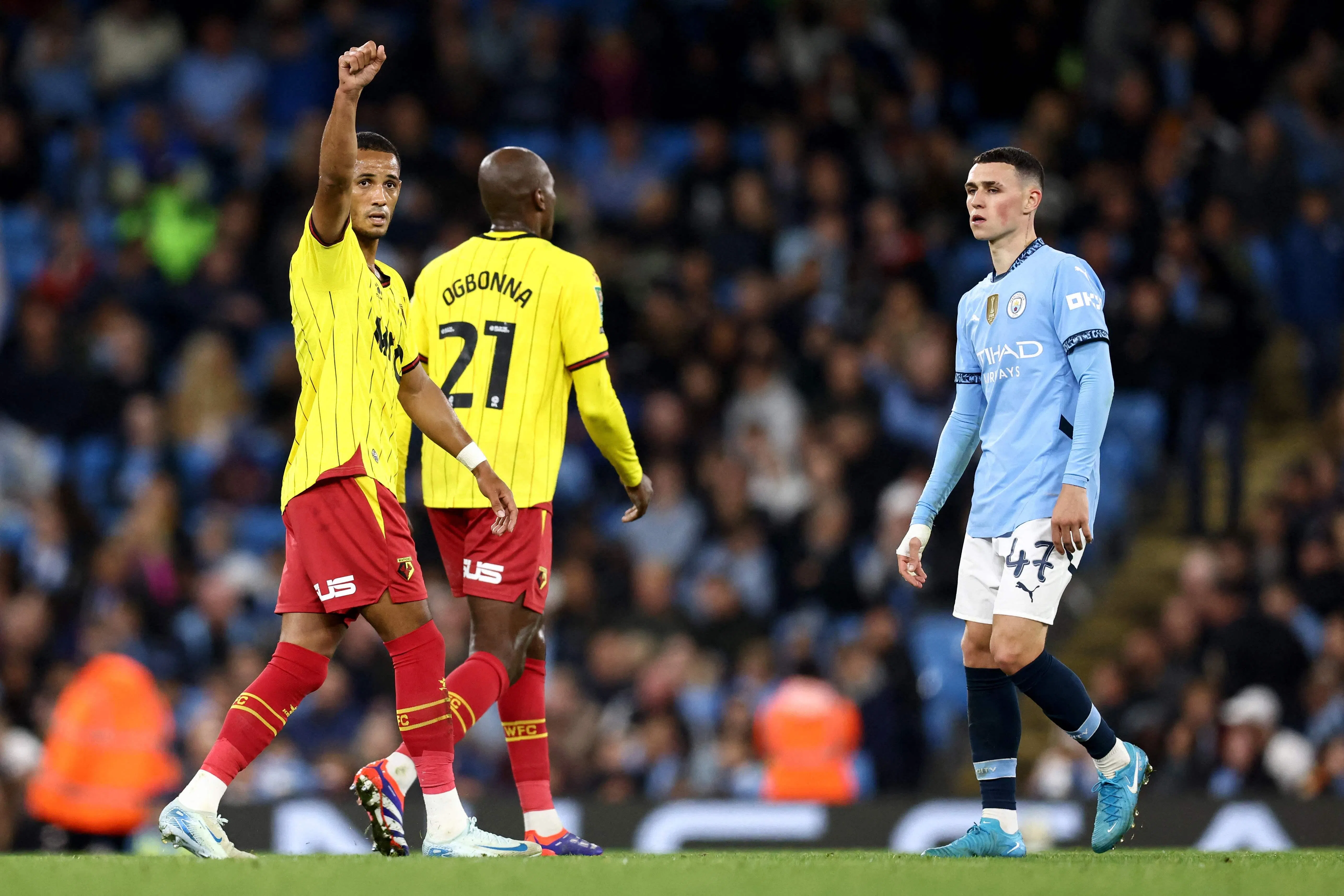 英斯（左）在对垒曼市的联赛杯赛中，为沃特福德收复一城。（法新社）