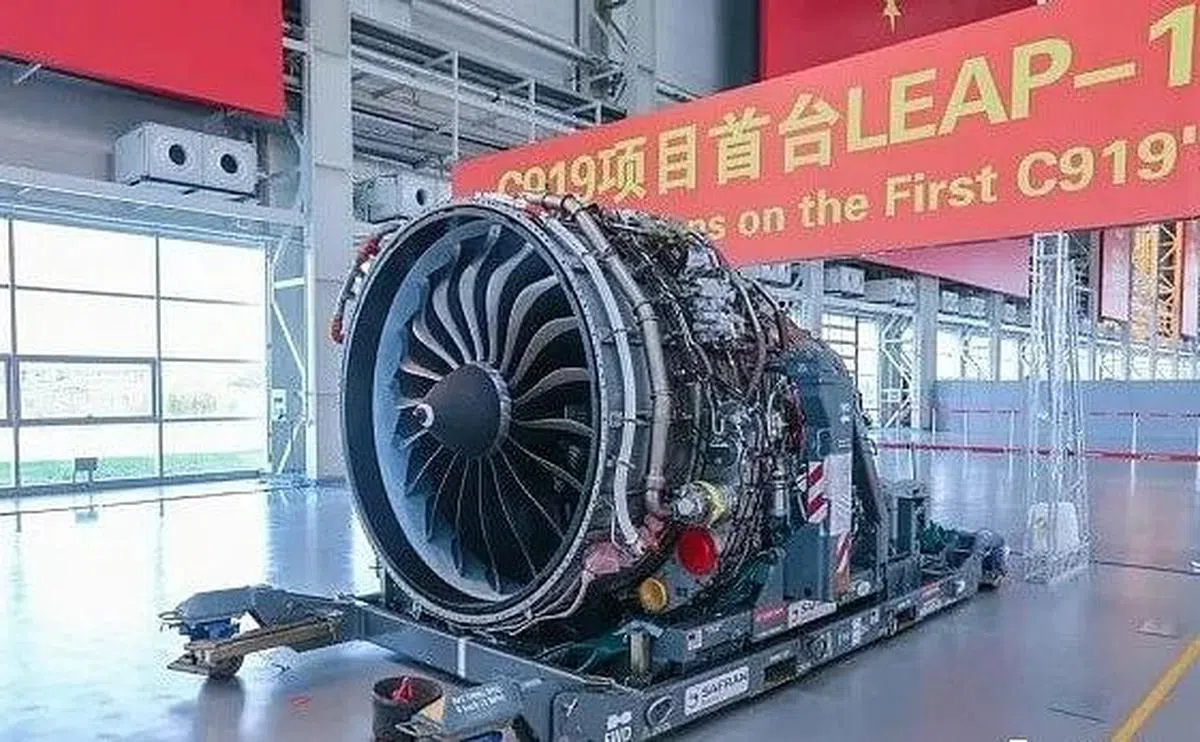目前，C919使用的是美国通用电气航空（GE Aviation）与法国赛峰飞机引擎公司（Safran Aircraft Engines）联合研制的LEAP-X1C型涡扇发动机，与737和A320属于同系列。（互联网）