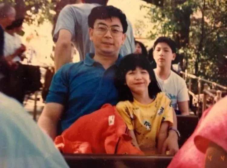 陈妍希和父亲感情要好。（取自微博）