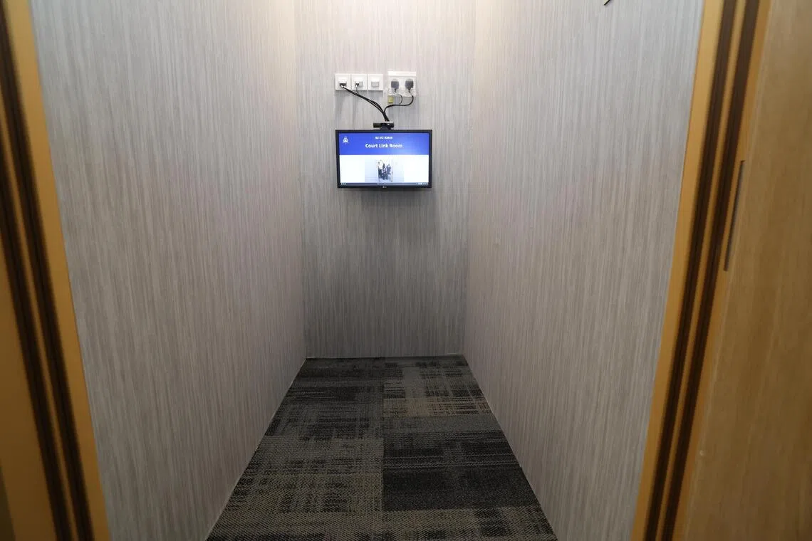 视频庭审设施的隔间内有屏幕和摄像头，囚犯可站在隔间里参与自身案件审理。（梁麒麟摄）