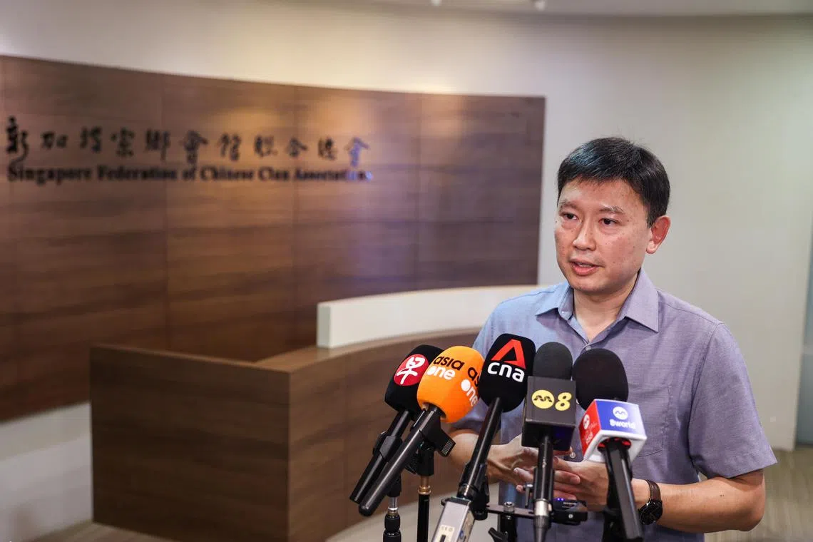 主管华社事务的国家发展部长徐芳达说，要推进华社发展，建立更强的新加坡华族身份认同感和价值观，以及建立良好的接班团队，需要整个华社的共同努力，不能单靠政府、宗乡总会和总商会来推动。（白艳琳摄）