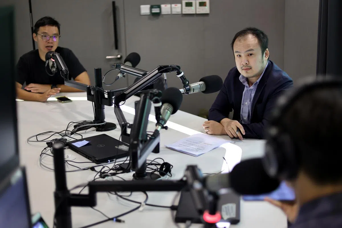 华文媒体集团《联合早报》财经新闻记者周岳翔（左一）、Singlife财务顾问公司投资经理郭智伟（左二）与电台96.3好FM的DJ德明（右）分享投资注意事项。（龙国雄摄）