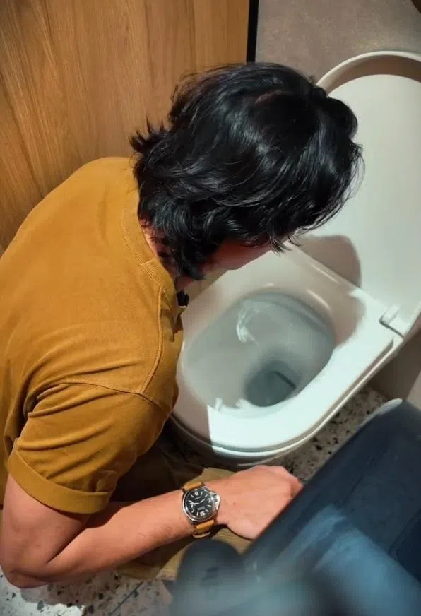 体验活动让陈邦鋆通过呕吐，感受化疗的副作用。（视频截图）