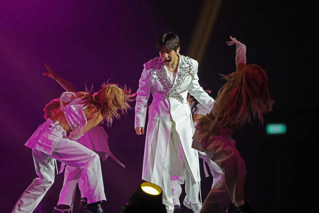 伯贤开场以一身白色风衣帅气登场，带来两首EXO曲目“Diamond”和“Playboy”炒热现场气氛。（龙国雄摄）