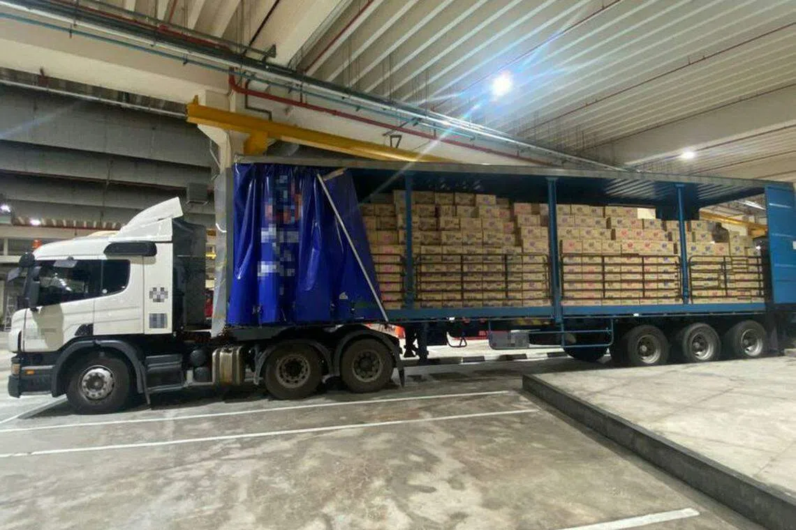 移民局人员检查一辆准备入境的马来西亚注册罗厘，发现里头藏有大批一次性使用的电子烟和配件，总数超过12万件。（取自移民与关卡局脸书）