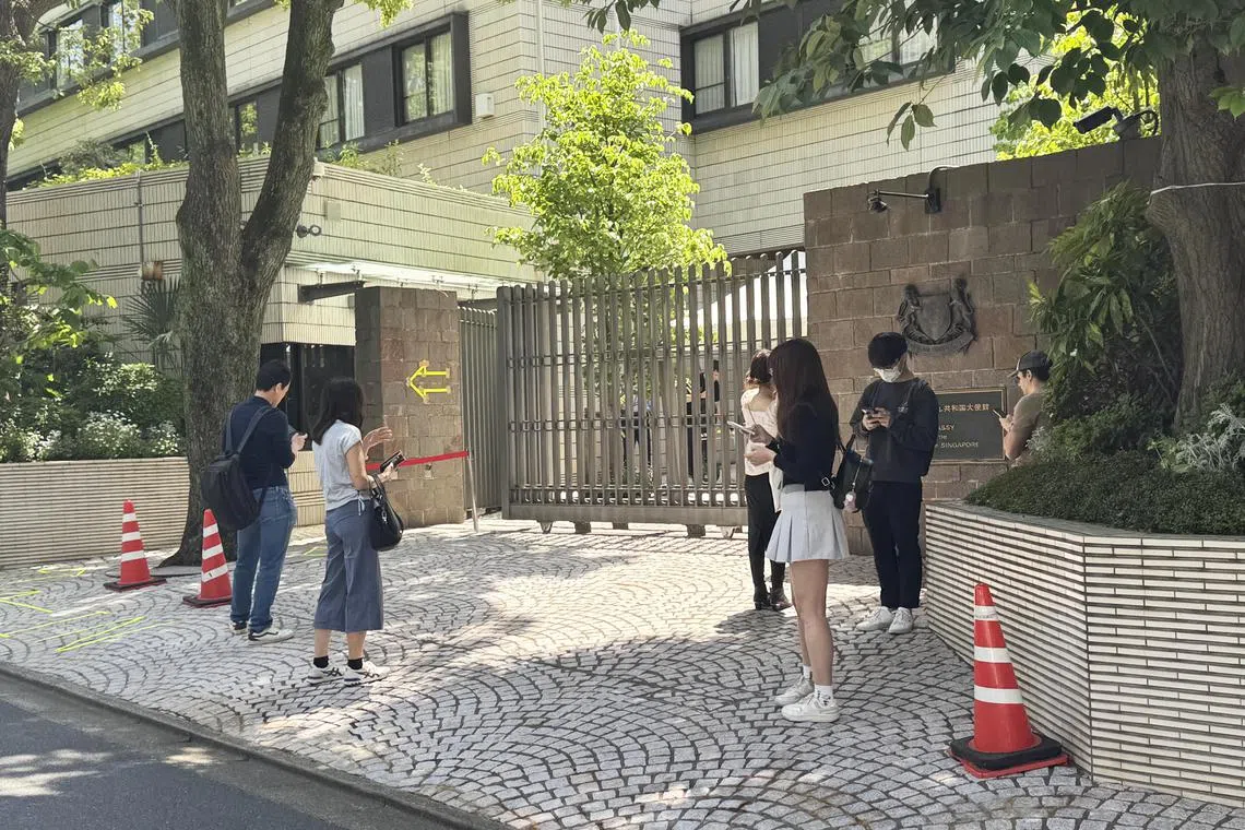 许多旅居日本的新加坡人星期六（5月3日）上午结伴到新加坡驻日大使馆投票。（符祝慧摄）