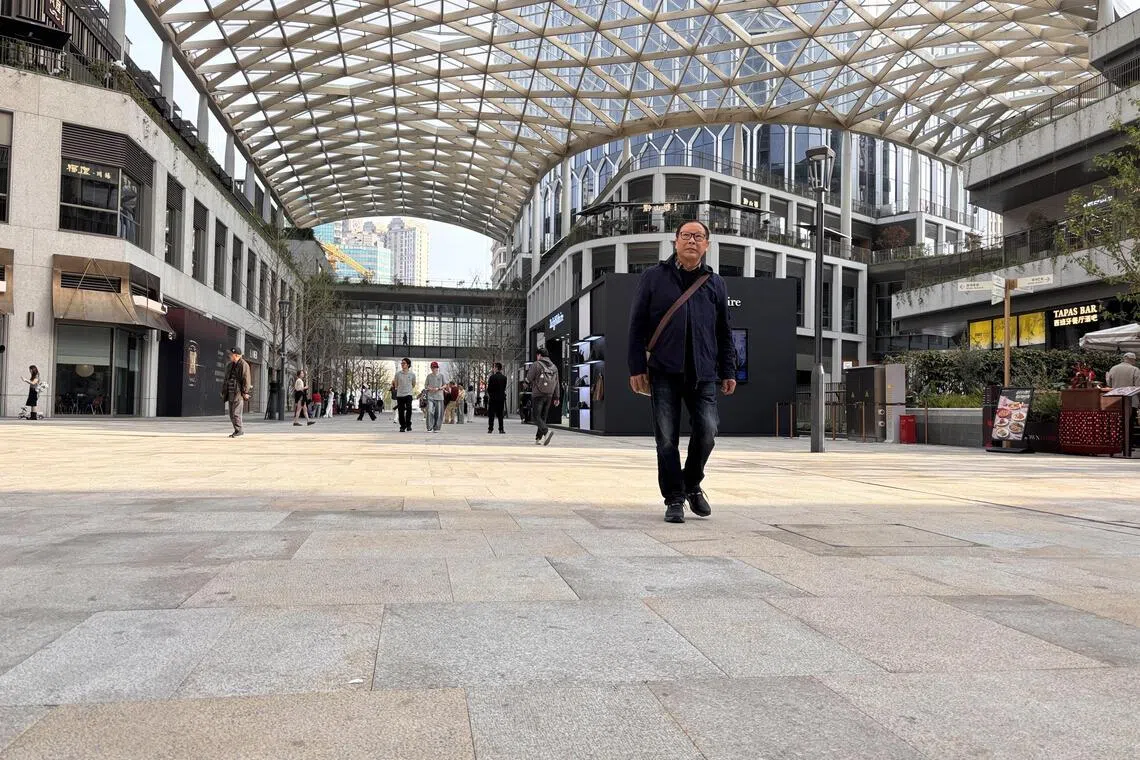 沈嘉禄来到曾经的东台古玩市场，如今已成为一座占地8万平米的商业体。（黎康摄）