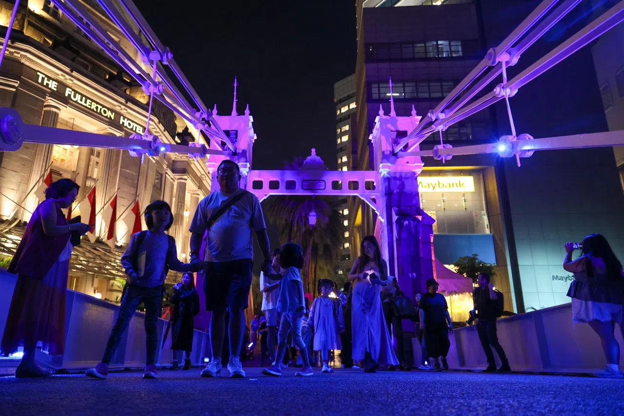 新加坡河畔节期间，加文纳桥将在“光之交响”中点亮，游客在光影间听着语音导览中诉说的历史故事，当年发生在古桥上的点点滴滴仿似历历在目。（张俊杰摄）