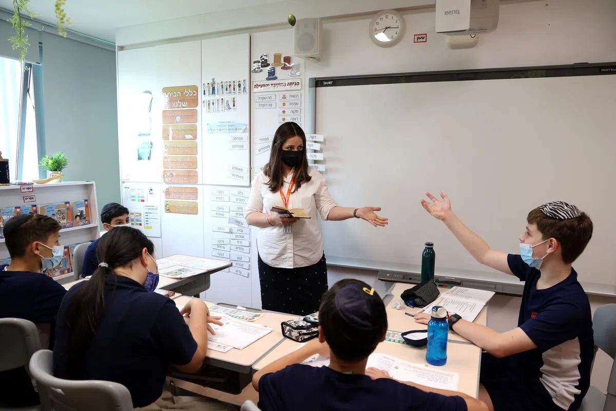 犹太裔学生每周会上希伯来文课程和犹太教育课程。（叶振忠摄）