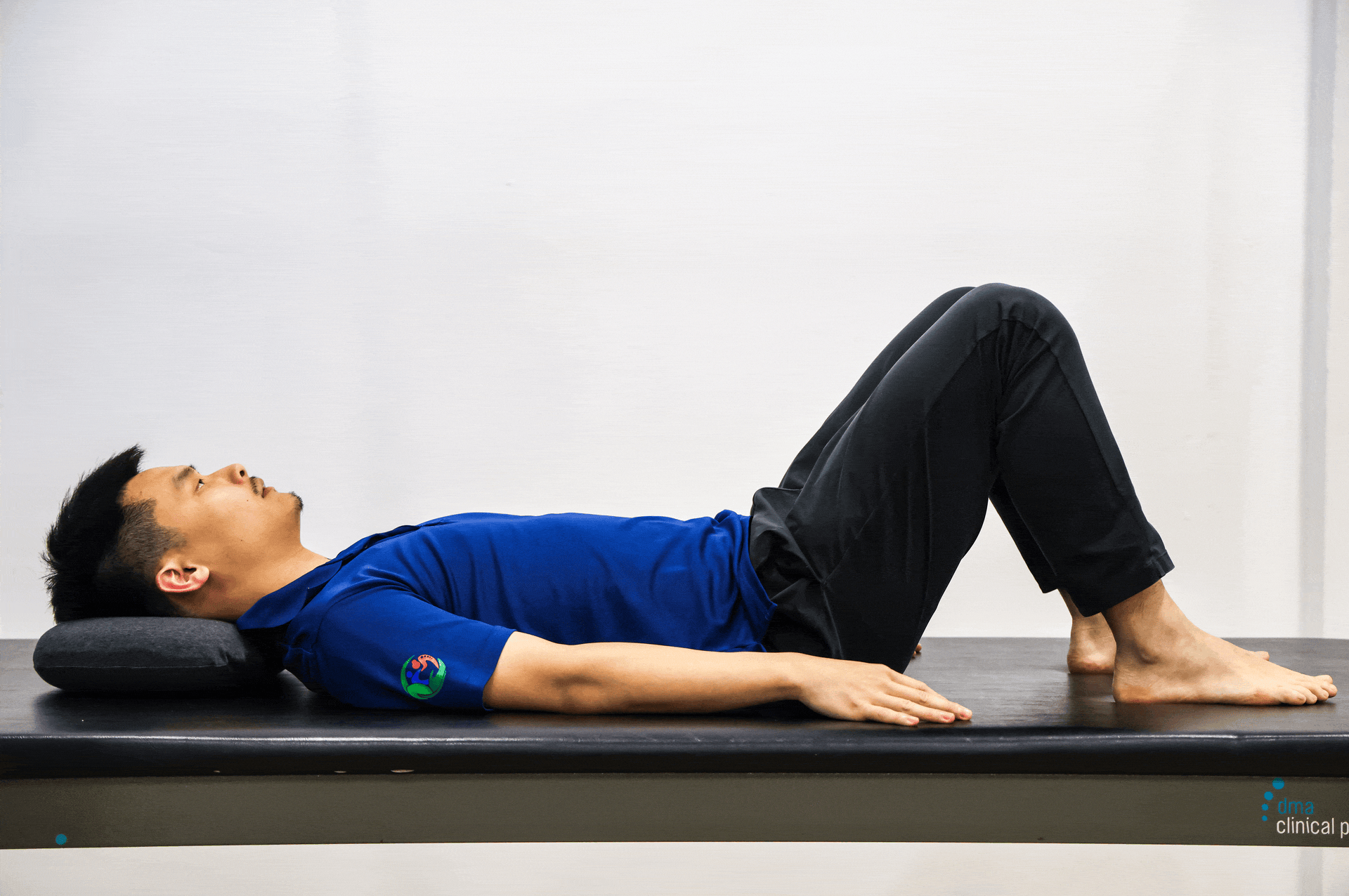 桥式练习应选择瑜伽垫，而非床褥，以免因过于柔软、缺乏支撑力而影响效果。（陈斌勤摄）