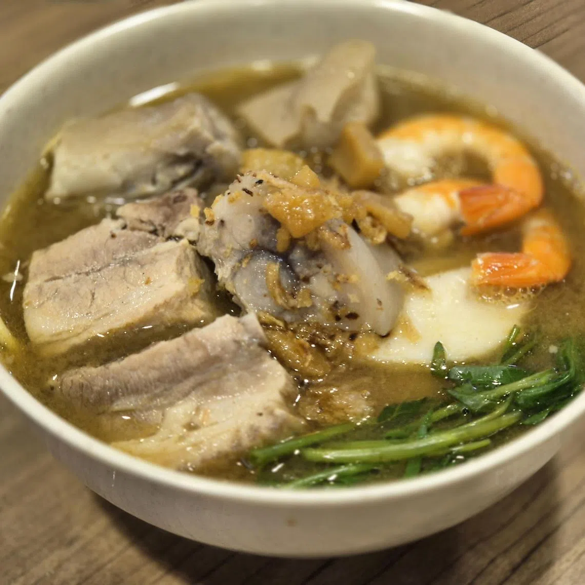 刘大虾的猪尾排骨虾面。（陈爱薇摄）