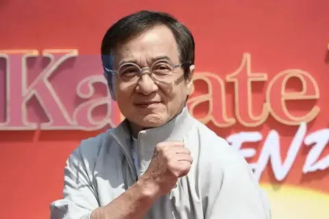 成龙传已升级抱孙 和房祖名游瑞士温馨照曝光