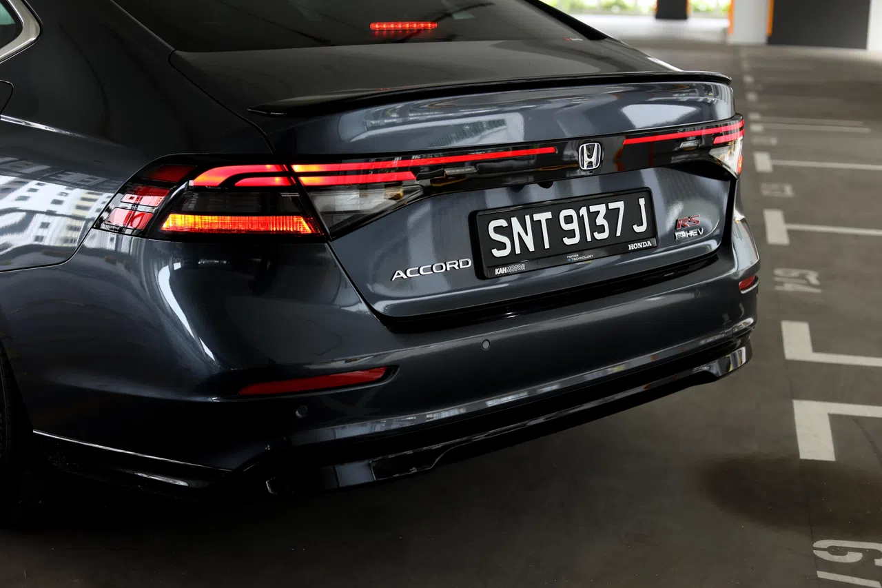 尾门上有“小鸭尾”搭配细长灯条，设计跟前脸相呼应。（龙国雄摄）