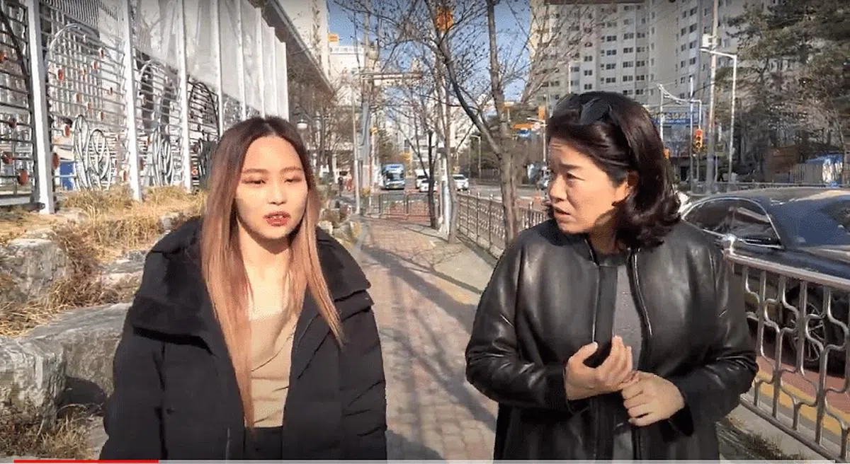 韩国釜山女孩表艺琳向《联合早报》首尔通讯员姜贵瑛忆述自己在学校遭同学霸凌足足12年的经历（视频截图，卢凌之摄）