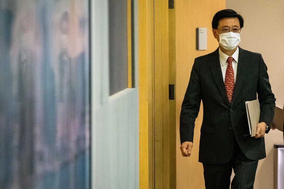 李家超上周出席港府的一场记者会。（彭博社）