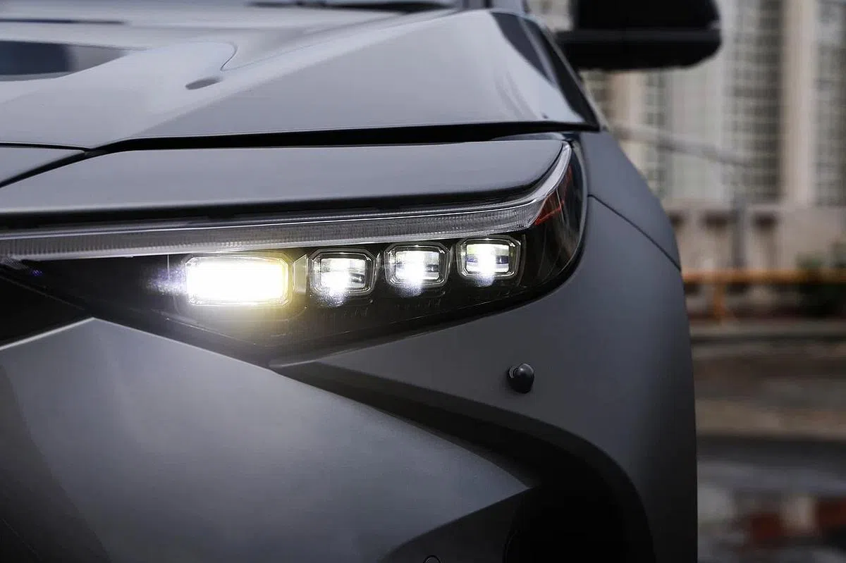 狭长的LED大灯内部有四个立方体灯。（白艳琳摄）