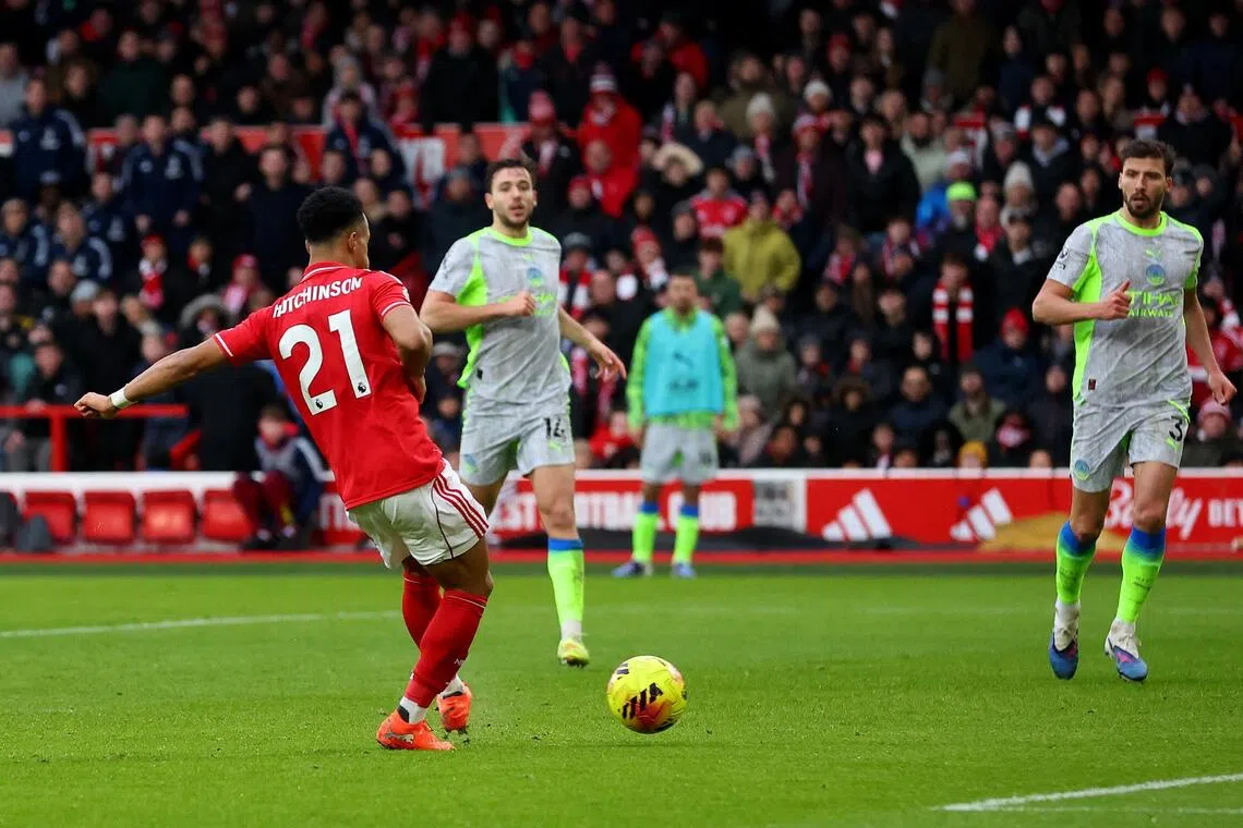 森林翼将哈钦森（红衣）的这记射门势大力沉，让曼市门将唐纳鲁马无计可施。（路透社）