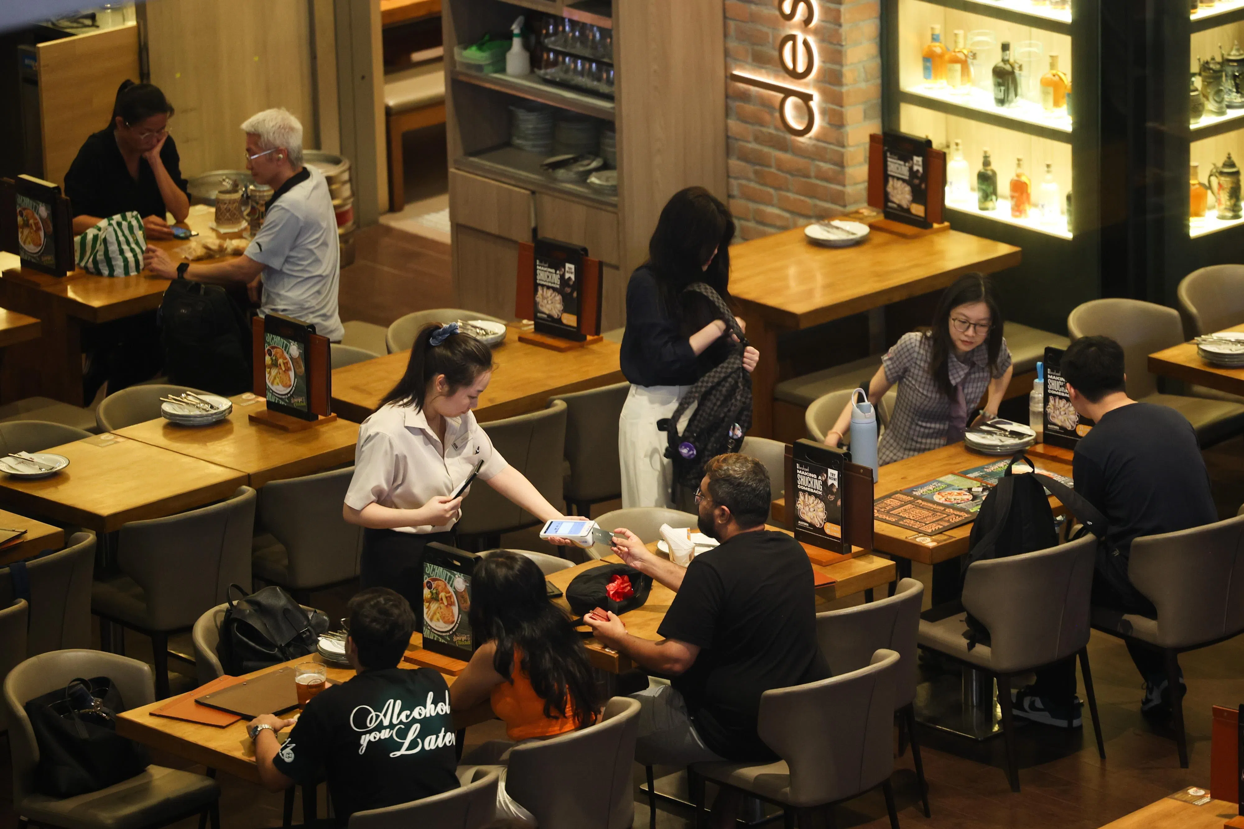 分行业看，餐饮服务业前景最弱，主要因为节庆活动减少，业者预期顾客在物价上涨和经济前景不明朗下会缩减开支。（档案照片）