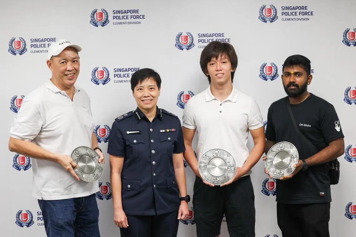 三名见义勇为的公众莫光庆（左一） 、余伟全（右二）和甘加塔兰（右一）合力制伏嫌犯，星期天（2月4日）获警方颁发公民意识奖。（陈斌勤摄）