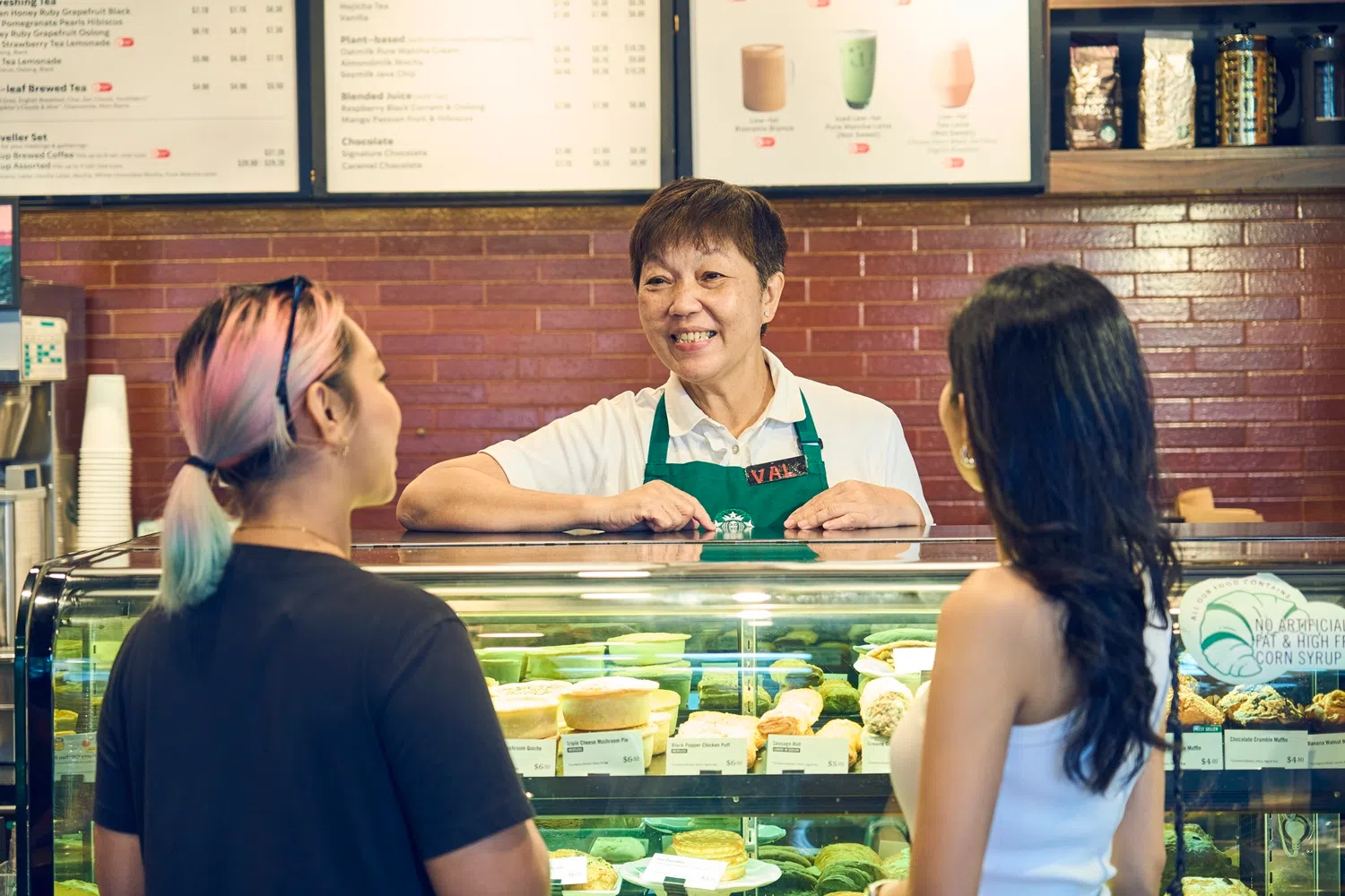 傅秀美（面对镜头者）开工前最爱准备四剂意式浓缩咖啡为自己开启振奋的一天，她也铭记于心晨间熟客最爱的饮品，让他们享受宾至如归的体验。（图/新报业媒体）