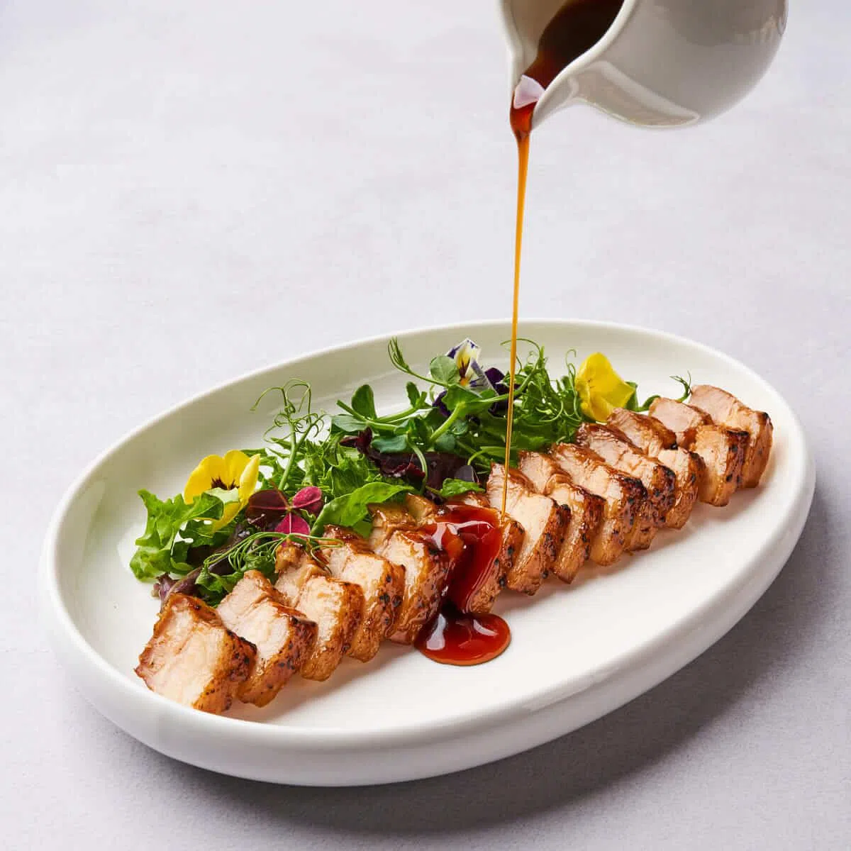 木炭烤西班牙猪肚皮 （图片由COLLIN’S®西餐厅提供）。