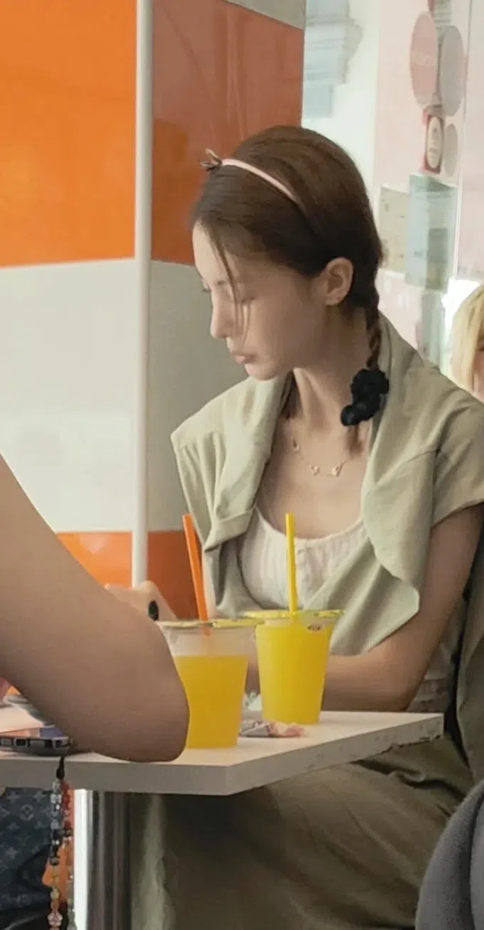 有网民22日在东部一家著名叻沙店巧遇金晨。（取自小红书）