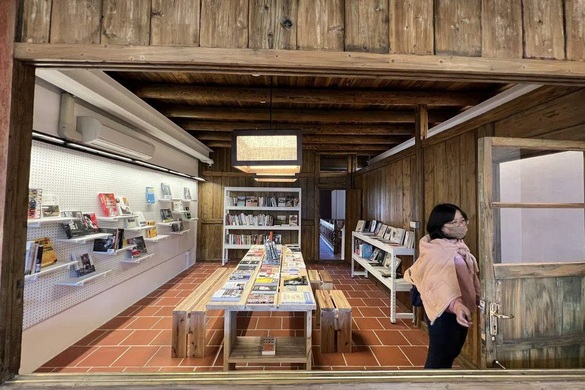 两万多本书在不同的空间里，各自舒展自己。（叶孝忠）