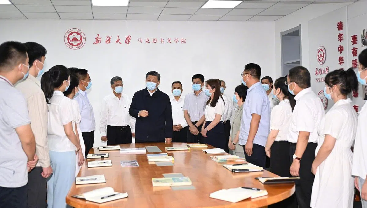 习近平考察了新疆大学。（新华社微博账号）