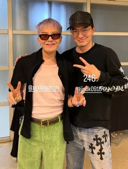 李阵郁（右）在后台与G-Dragon合影。（互联网）