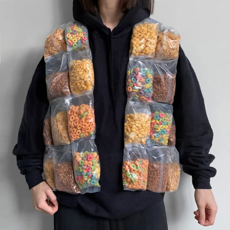 这件由一包包早餐麦片包缝成的背心叫人匪夷所思。（互联网）