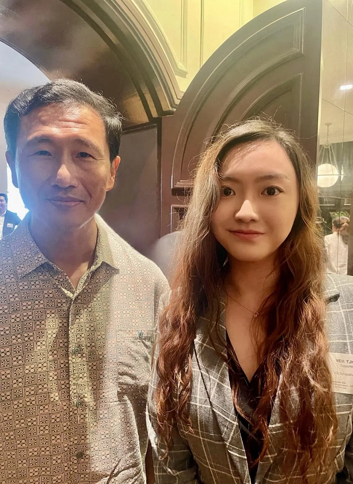 作者与活动主宾卫生部部长王乙康（左）合影。（作者提供）