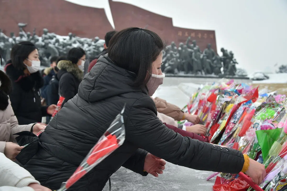 在朝鲜任何重大日子期间，人们都要在前两代领导人的雕像前敬献鲜花。（朝中社）