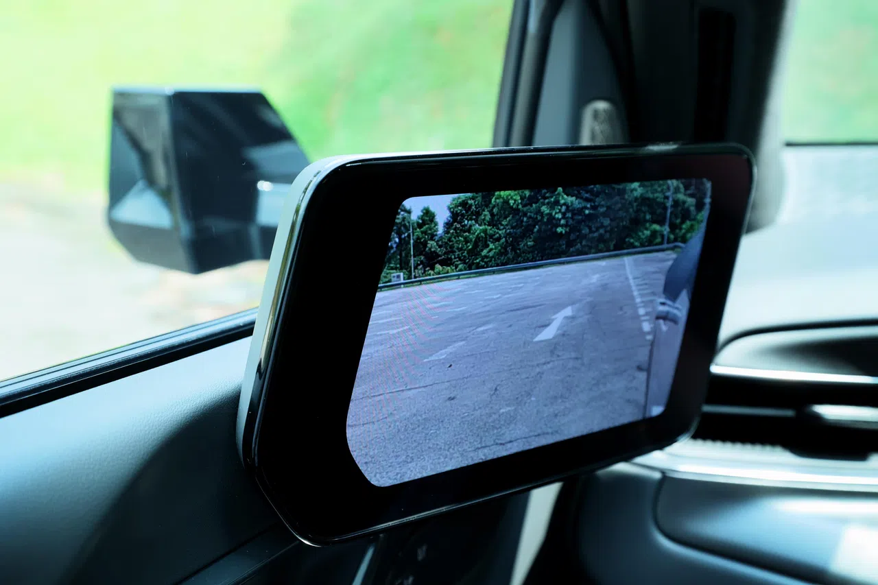 驾驶者可通过电子屏确认后方车辆位置和盲点。（龙国雄摄）