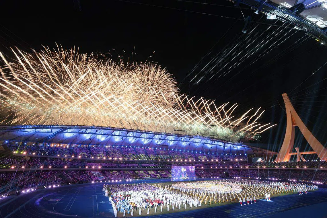 摩罗多克泰科国家体育场绽放火树银花，宣告东运会闭幕。2025年的东运会将在泰国举行。（李冠卫摄）