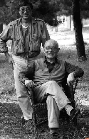 摄影家蔡斯民（左）与书画巨匠李可染合影。（蔡斯民提供）