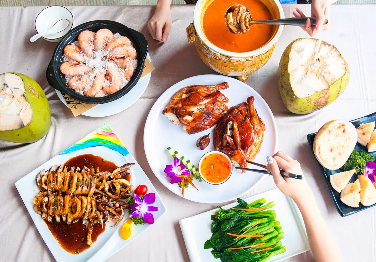 三亚各色料理，搭配着椰子汁一起享用，拉满度假氛围。（图/三亚市旅游发展局提供）