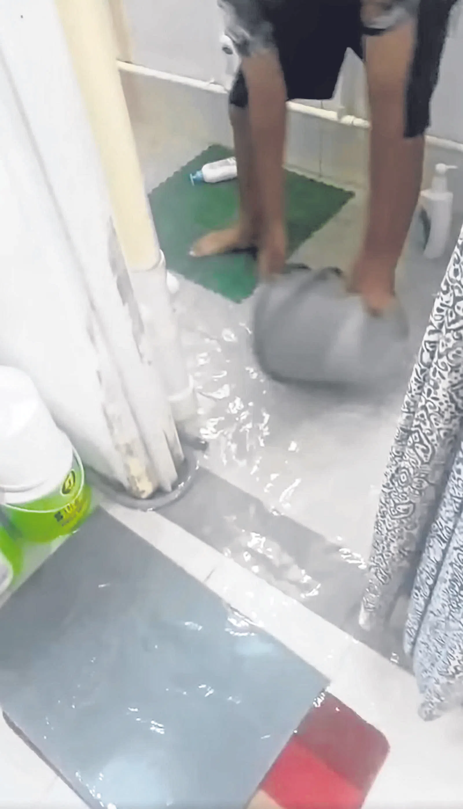 居民用桶舀起地上的积水。（取自脸书）