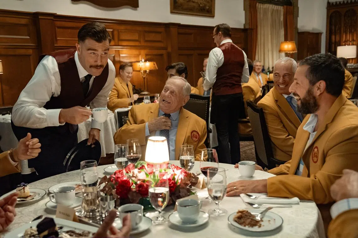 在续集粉墨登场的不仅有一众喜剧明星、流行乐坛大咖，就连泰勒丝的现任男友特拉维斯凯尔西（左一）也轧上一脚。（Netflix提供）