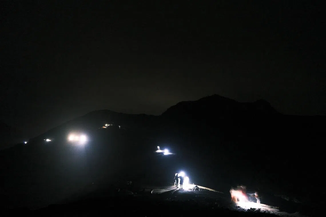 日出前几小时，第一批徒步旅行者开始抵达火山口。（钟俊鸿摄）