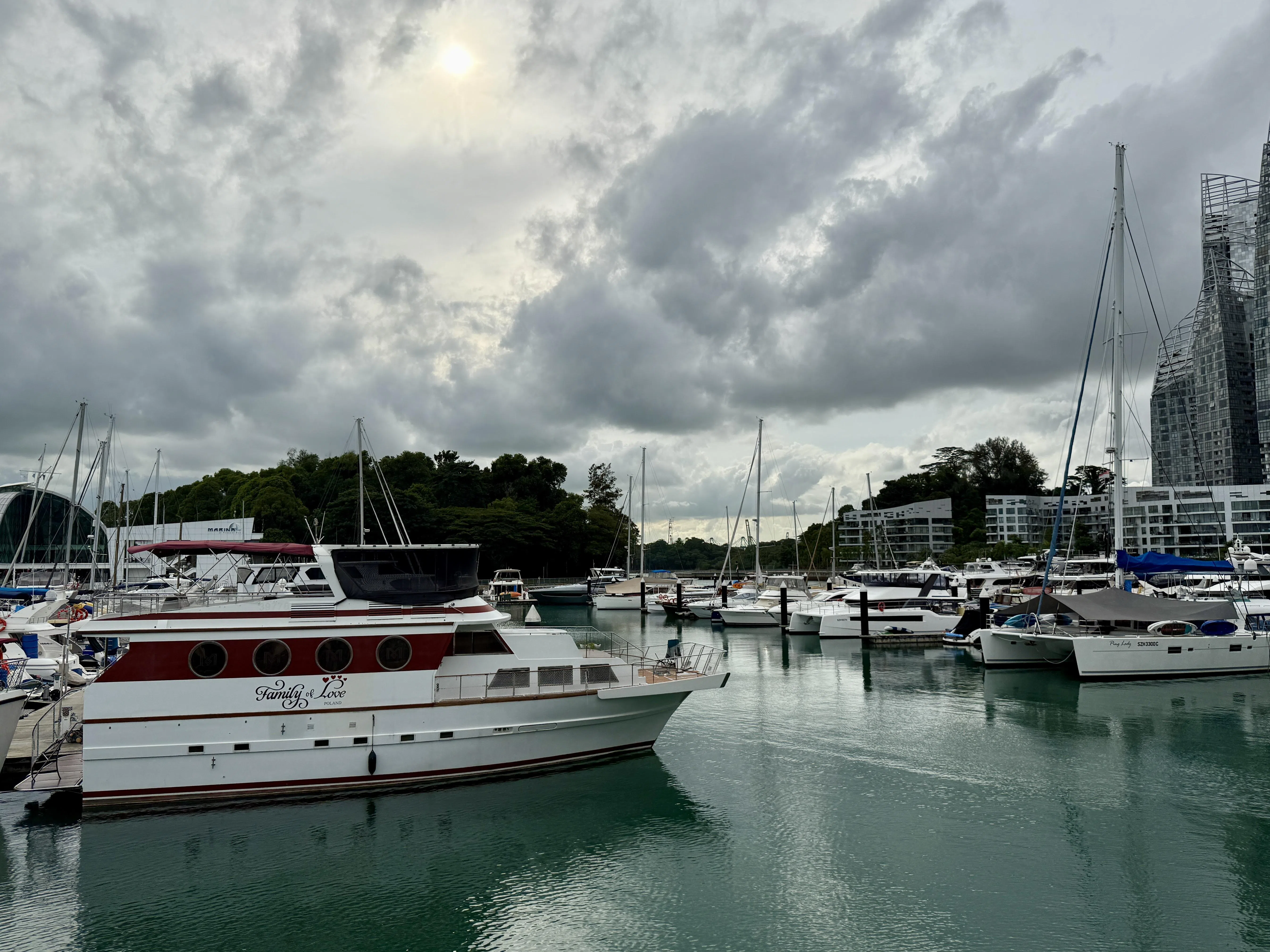 从港湾地铁站步行前往拉柏多公园，沿途可见多艘私人游艇。（陈映蓁摄）