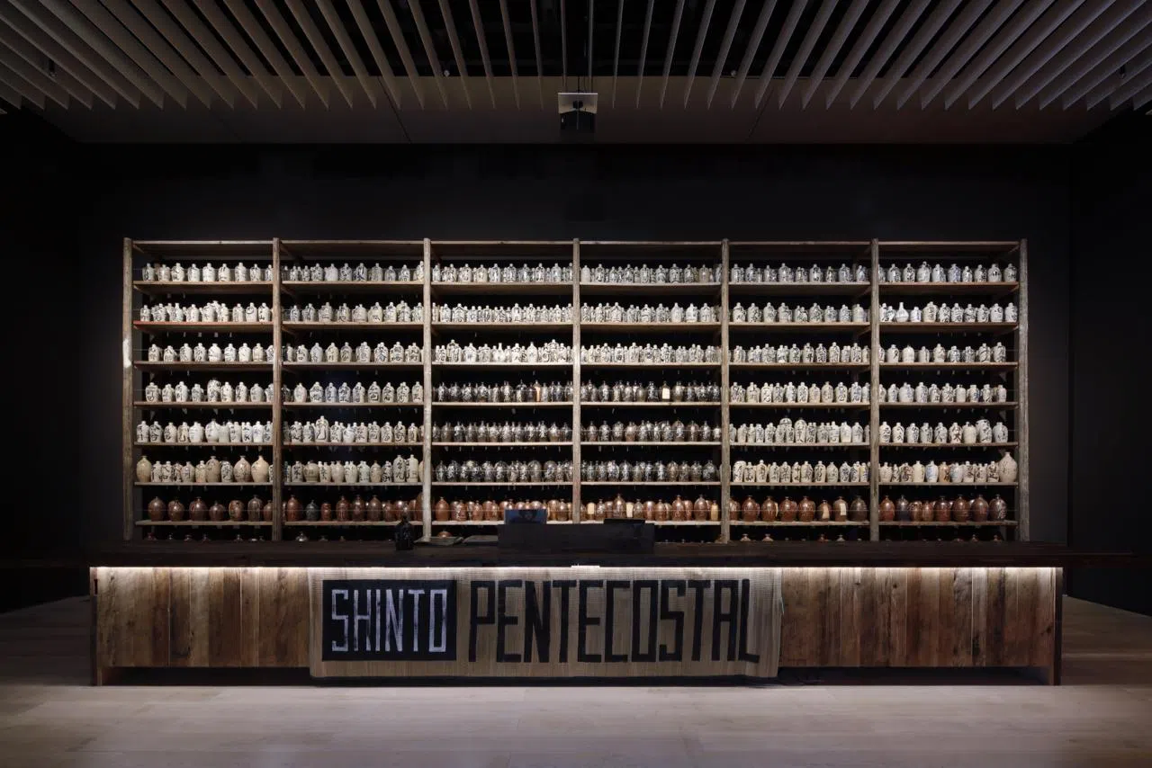 西斯特·盖茨在日本东京森美术馆展出《我们一起喝酒》装置（2024）。（Theaster Gates Studio提供）